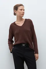 Sweater de tejido de punto color verde petróleo, con escote en V y mangas largas.