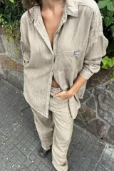 Pantalón jean marrón de lino, de corte recto y tiro alto.