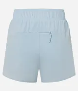 Bermuda deportiva Get Over modelo runner color beige, con cintura elástica, bajo redondeado y aberturas laterales. Cuenta con un pequeño bolsillo funcional trasero.