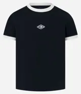 Remera blanca de algodón, modelo baby tee, con mangas cortas, cuello redondo y detalles contrastantes en marrón. Presenta un pequeño logo gomoso con la palabra "Lucky" en el centro del pecho.