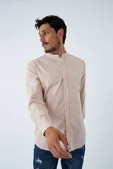 Camisa Mistral de manga larga con cuello mao, confeccionada en algodón con textura tipo lino. Presenta cierre frontal abotonado y logo bordado en el pecho.