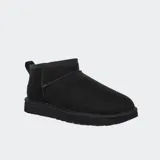 Botas cortas UGG Classic Ultra Mini de gamuza color negro, con forro de piel de oveja y suela Treadlite by UGG™.