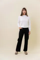 Jean de corte recto y tiro medio en color crudo. Cuenta con diseño clásico de cinco bolsillos, cierre frontal con botón y cremallera, y pasacintos.