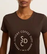 Remera deportiva marrón de microfibra texturizada, con cuello redondo, mangas cortas y estampado frontal con el texto "Sunday Coffee Dept.".
