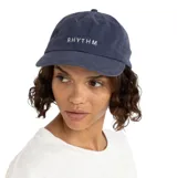 Gorra de visera curva color azul marino, con el logo de la marca 'RHYTHM' bordado en letras blancas en la parte frontal.