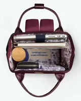 Mochila urbana Cabaia modelo Adventurer, color bordó con detalles en cuero sintético marrón. Cuenta con doble asa superior, bolsillo frontal con cierre y parches con logo de la marca.