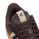 Championes Adidas modelo VL Court 3.0, color marrón oscuro con suela de goma color caramelo. Presentan las icónicas tres tiras laterales con estampado animal print y logo de la marca en la lengüeta y el lateral.