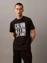Remera negra de manga corta con estampado del logo de Calvin Klein Jeans en color blanco.