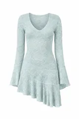 Vestido corto de encaje negro con mangas largas acampanadas y falda con volados en el ruedo. Presenta un diseño ajustado al cuerpo con escote en V.