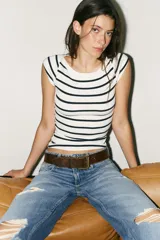 Camiseta ajustada de rib con cuello barco y manga corta, con diseño de rayas horizontales en blanco y negro.