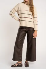 Sweater color crema con rayas horizontales en tonos marrón, bordeaux y beige.
