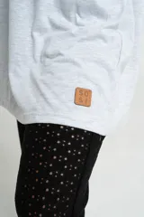 Pantalón negro de tejido calado con cintura elástica.