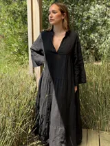 Vestido largo color verde oliva, de lino, con corte amplio, cuello mao, escote en V y mangas largas acampanadas.