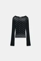 Camiseta de manga larga color negro con efecto lavado, cuello barco y detalle de tachas plateadas distribuidas por todo el frente.