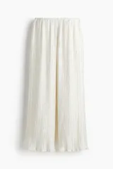 Pantalón blanco roto de tiro alto con cintura elástica y pierna ancha, confeccionado en tejido con textura plisada o arrugada.