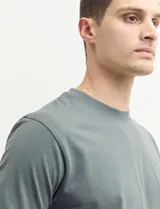 Remera verde militar de manga corta y cuello redondo.