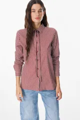 Camisa de manga larga con estampado de rayas verticales en color bordó y blanco, cuello clásico y cierre frontal con botones.