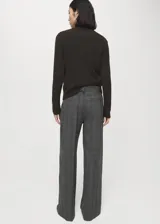 Pantalón de vestir gris con sutil estampado a cuadros, de corte oxford y tiro medio.