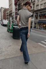 Top sin mangas con cuello subido, confeccionado en tejido con estampado pata de gallo. Presenta un diseño asimétrico en el bajo decorado con encaje negro, detalle que también se encuentra en las sisas.