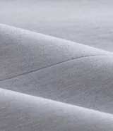 Blazer de corte sastrero color gris claro, con solapas, abotonado doble, forro interno y bolsillos frontales decorativos con solapa.