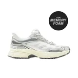 Championes deportivos Hi-Tec modelo Darby Lady, color plateado y blanco, con detalles grises y suela con tecnología memory foam para mayor comodidad.