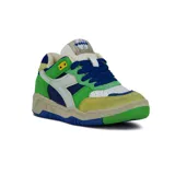 Championes deportivos Diadora modelo B.560 Italia, de corte bajo, con paneles superpuestos en tonos verde brillante, verde lima, azul marino y blanco. Presentan cordones azules y suela gruesa en tonos beige, azul y verde.