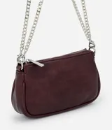 Cartera transversal pequeña Satinato confeccionada en PU color bordó, de formato compacto con cierre superior y doble correa de cadena metálica plateada.