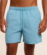 Bermuda masculina de microfibra en color celeste, con cintura elástica ajustable mediante cordón y bolsillos laterales.