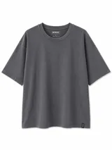 Remera de corte oversize con efecto lavado, cuello redondo y mangas cortas. Presenta una pequeña etiqueta de marca en el ruedo inferior.