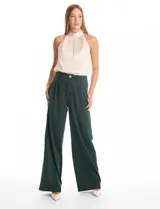Pantalón palazzo de satén color verde oscuro, con tiro alto, pretina delantera con pasadores, cierre y botón, y pretina trasera elastizada. Cuenta con bolsillos verticales delanteros y corte amplio.
