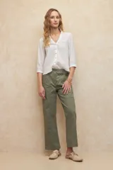 Pantalón negro de corte recto, con bolsillos laterales y recortes tipo cargo.