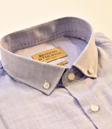 Camisa celeste de manga corta con cuello abotonado, corte slim fit y cierre con botones.