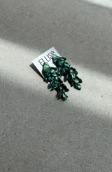 Aros colgantes hechos a mano en porcelana color verde oscuro brillante, con forma de hojas irregulares.