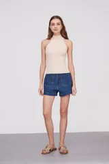 Musculosa color beige de viscosa con cuello halter y corte ajustado.