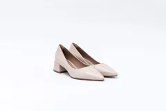 Zapato de cuero negro con punta fina y taco cuadrado.