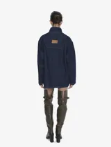 Buzo negro de calce regular con cuello redondo y manga larga.