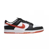 Championes Nike Dunk Low Retro con diseño tricolor en blanco, negro y naranja. Presentan una base de cuero blanco con superposiciones en cuero negro, el icónico swoosh lateral en color naranja y suela de goma naranja.