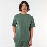 Remera de manga corta color verde en tejido texturizado tipo nido de abeja, con cuello redondo.