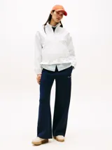 Pantalón de jogging azul marino de pierna ancha, con costura marcada frontal y logo bordado en blanco en el muslo.