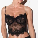 Corset lencero negro confeccionado en encaje transparente, con varillas en el busto y tirantes finos regulables.