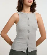Musculosa de tejido rib con cuello redondo y cierre frontal con botones. Diseño sin mangas y ajuste al cuerpo.