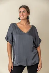 Blusa gris de seda viscosa con escote en V y mangas cortas.