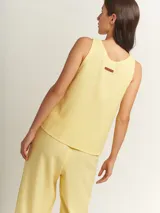 Pantalón de lino color lila, tiro alto, corte palazzo con elástico en la pretina, bolsillos laterales y dobladillo invisible.