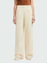 Pantalón de algodón color crema, de corte ancho y cintura elástica.