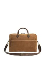 Maletín de suede marrón claro con asas cortas de cuero liso, bolsillo frontal con cierre y detalles metálicos en tono bronce.