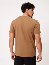 Remera de manga corta color azul, con cuello redondo y diseño clásico, confeccionada con un pequeño logo bordado en el pecho.