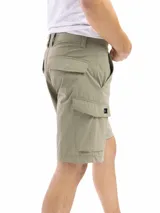 Bermuda de trekking color caqui, corte clásico, con múltiples bolsillos funcionales, incluyendo bolsillos cargo con cierre y botón. Presenta presillas para cinturón y cierre de botón y cremallera.