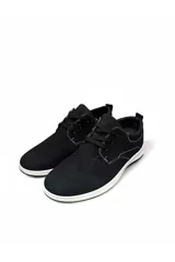 Zapato estilo casual de color negro, confeccionado con acabado símil nobuk, cordones negros y suela blanca con costuras visibles.