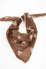 Bandana marrón con delicados bordados blancos y bordes con terminación de encaje.