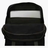 Mochila urbana Merrell de color negro con detalles en gris. Cuenta con un compartimento principal con cierre, un bolsillo frontal con solapa y correas ajustables con hebillas de plástico. Presenta una cinta horizontal decorativa y el logo de la marca en la parte superior.
